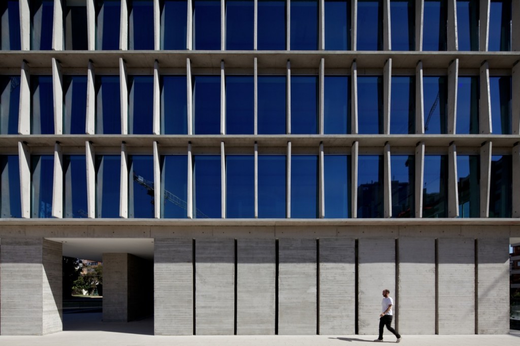 Los Militares Building by MOBIL Arquitectos