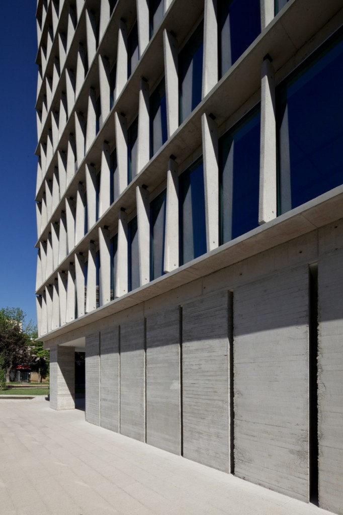 Los Militares Building by MOBIL Arquitectos