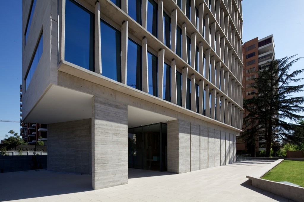 Los Militares Building by MOBIL Arquitectos