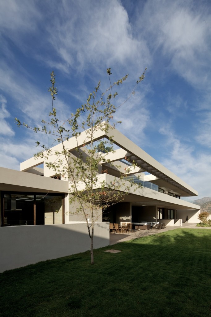 Arrigoni Lineros House by Gonzalo Mardones