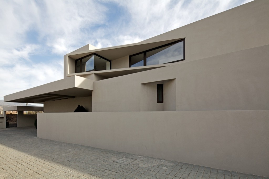 Arrigoni Lineros House by Gonzalo Mardones