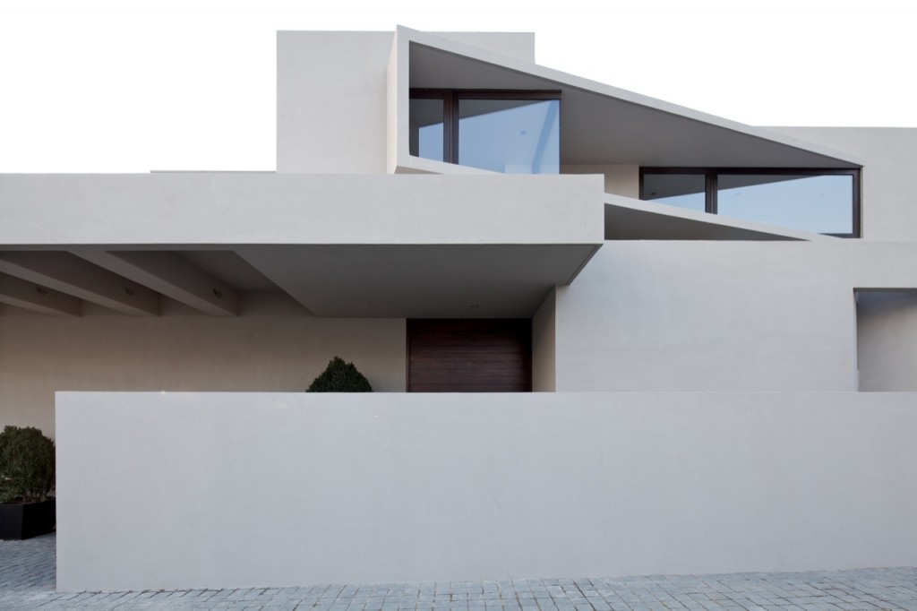 Arrigoni Lineros House by Gonzalo Mardones