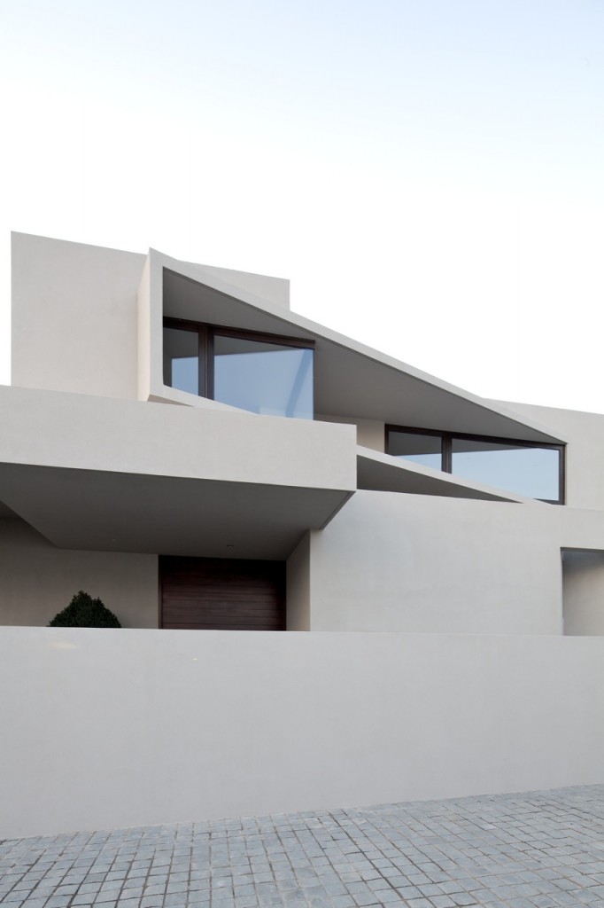 Arrigoni Lineros House by Gonzalo Mardones