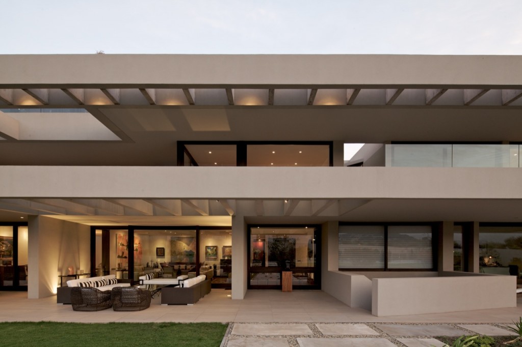 Arrigoni Lineros House by Gonzalo Mardones