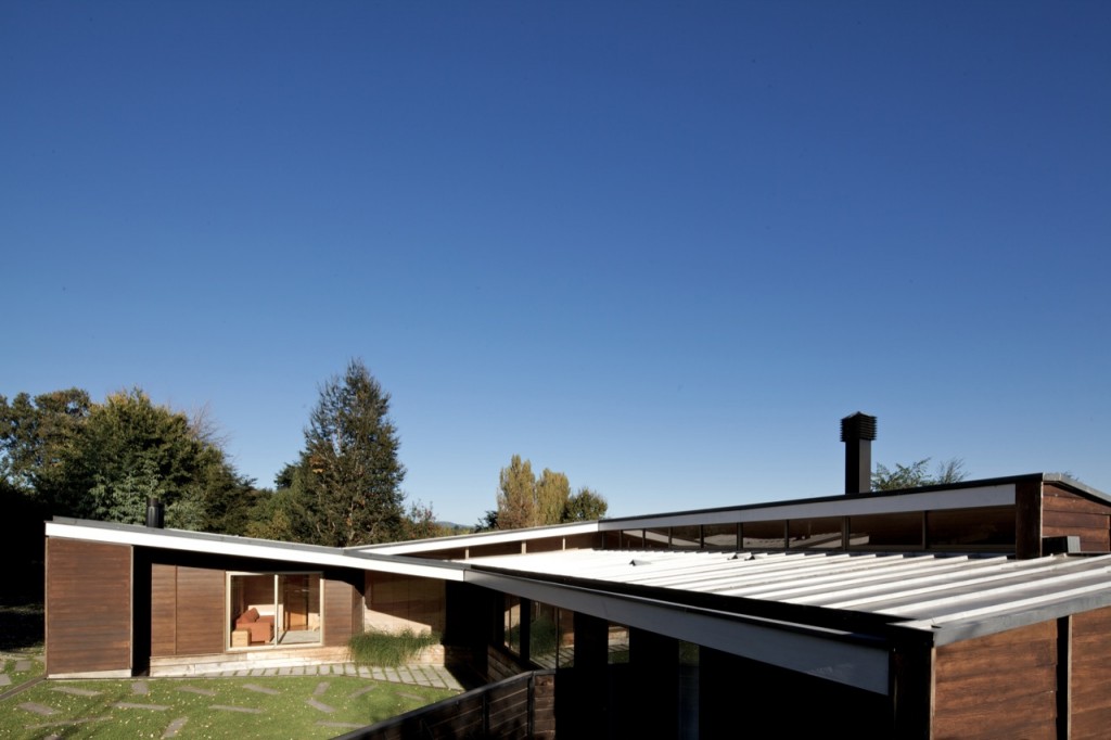 Villarrica House I by MOBIL Arquitectos