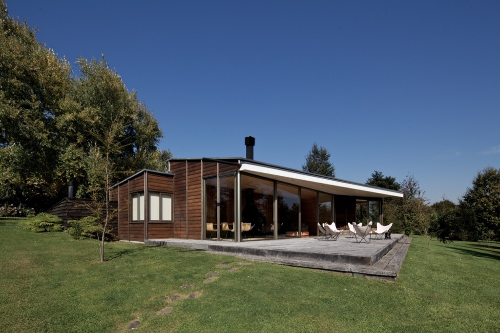 Villarrica House I by MOBIL Arquitectos