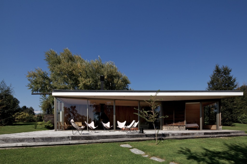 Villarrica House I by MOBIL Arquitectos