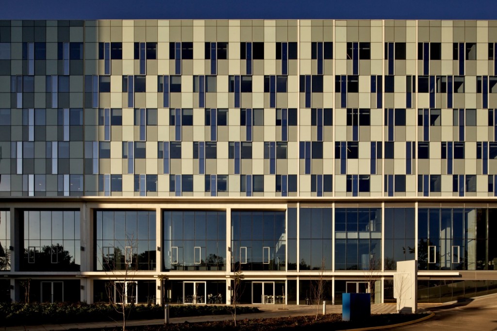 Bicentenario Hospital by MOBIL Arquitectos