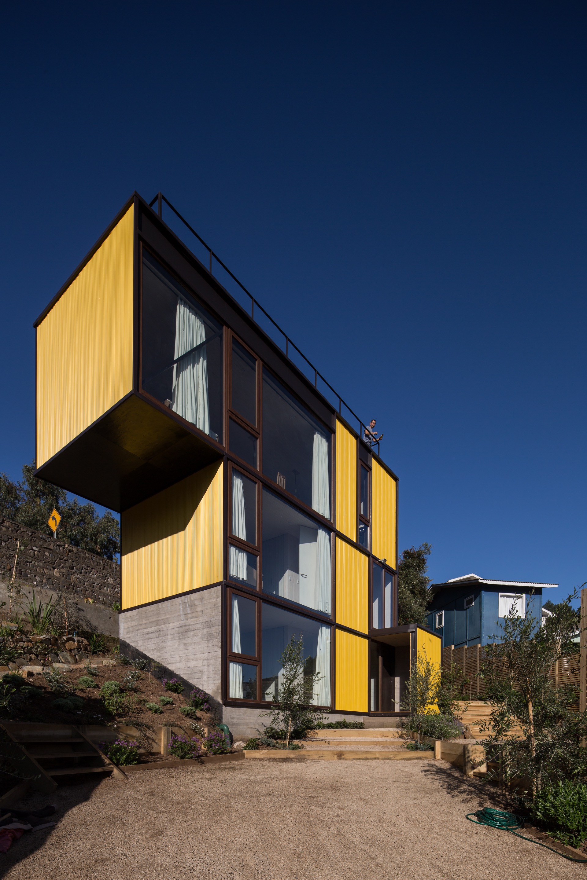 Yellow House in Zapallar, by Aguiló+Pedraza Arquitectos (14)