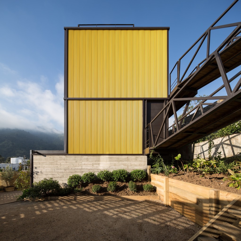 Yellow House in Zapallar, by Aguiló+Pedraza Arquitectos (1)