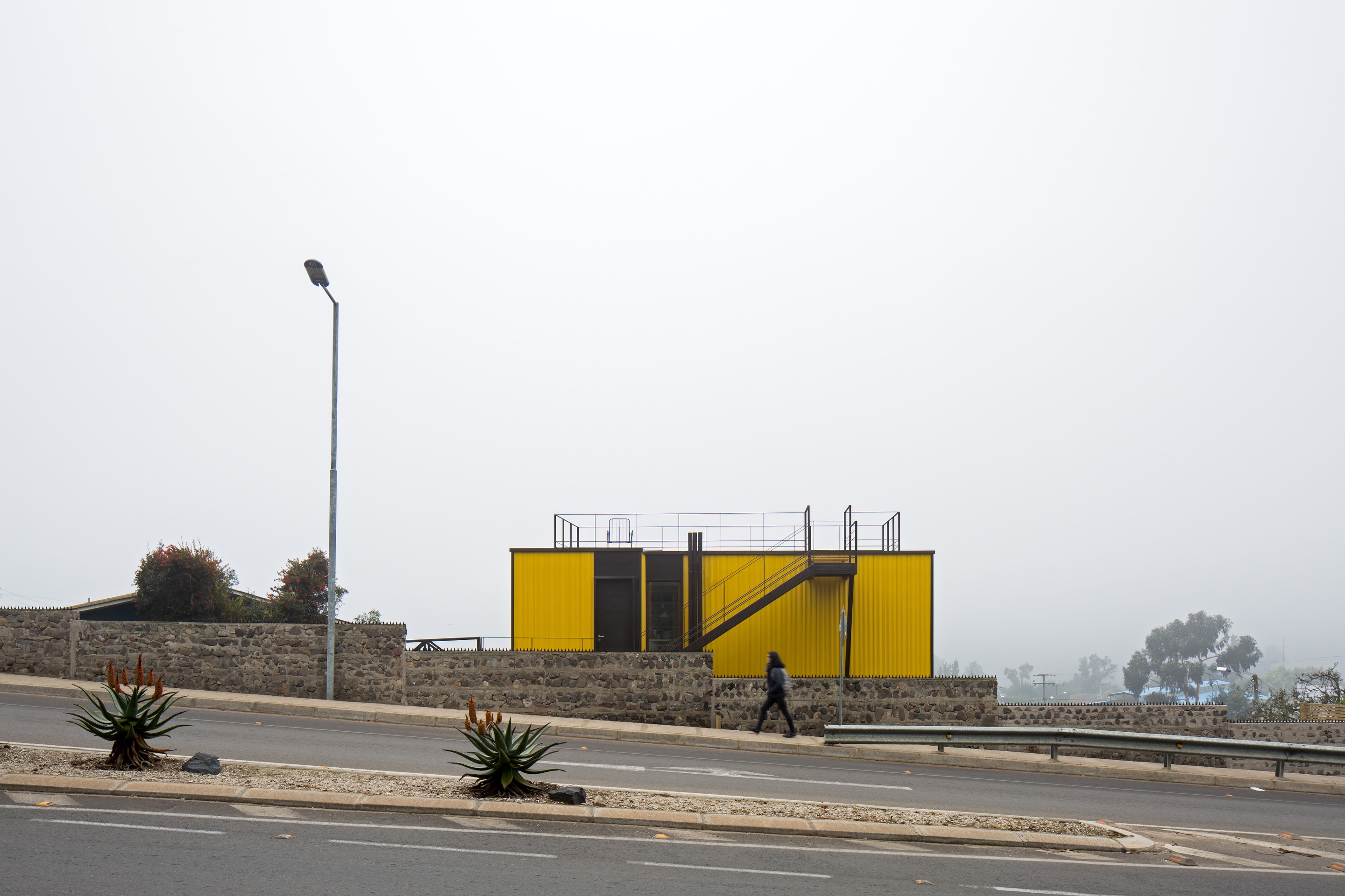 Yellow House in Zapallar, by Aguiló+Pedraza Arquitectos (17)