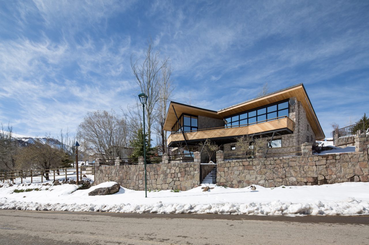 House in Farellones by Duque Motta & AA