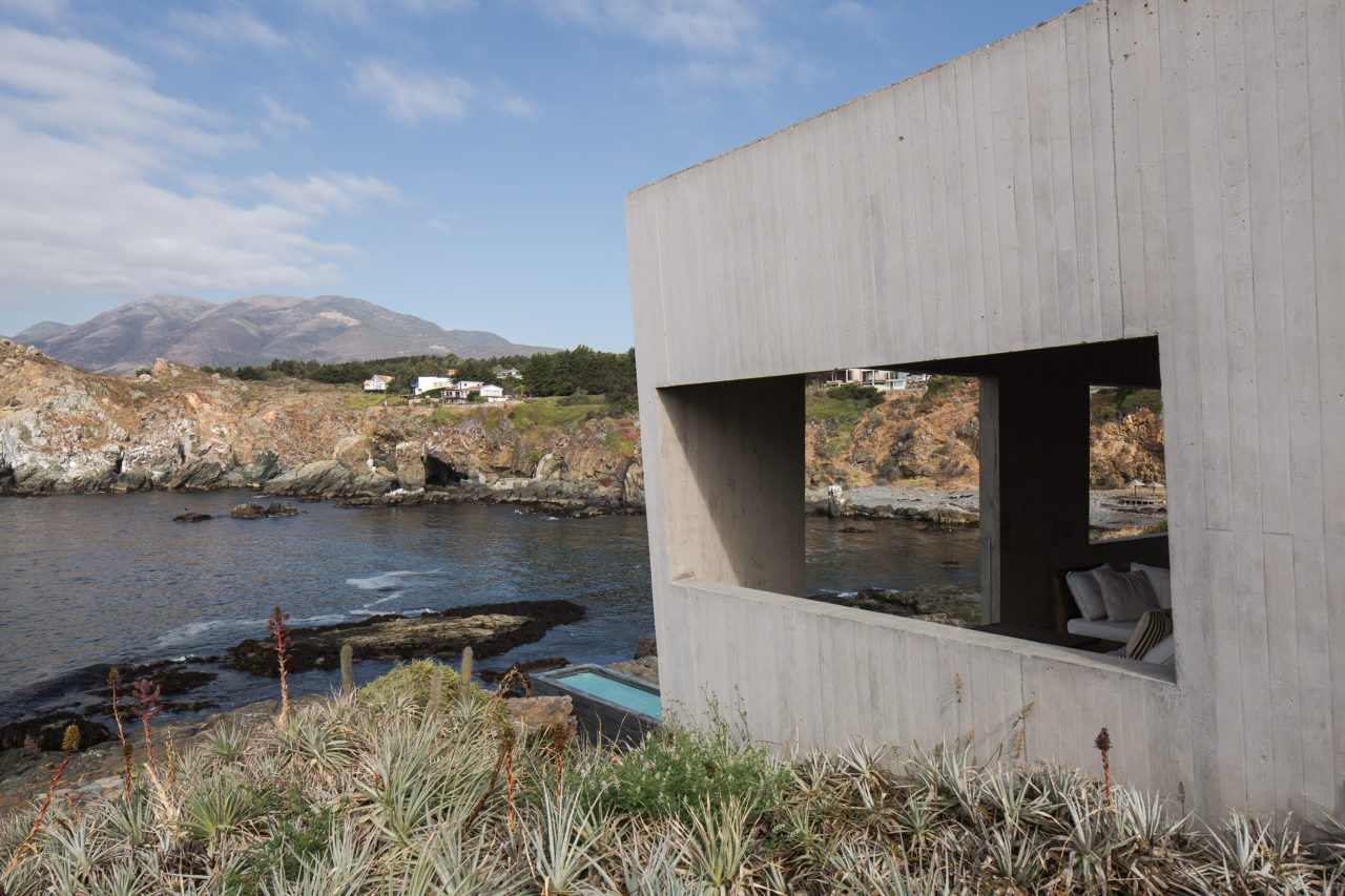 Bahia Azul House by Assadi Arquitectos & Francisca Pulido