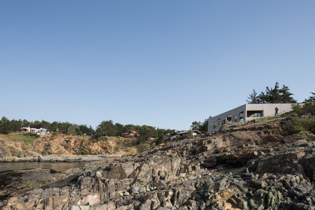 Bahia Azul House by Assadi Arquitectos & Francisca Pulido