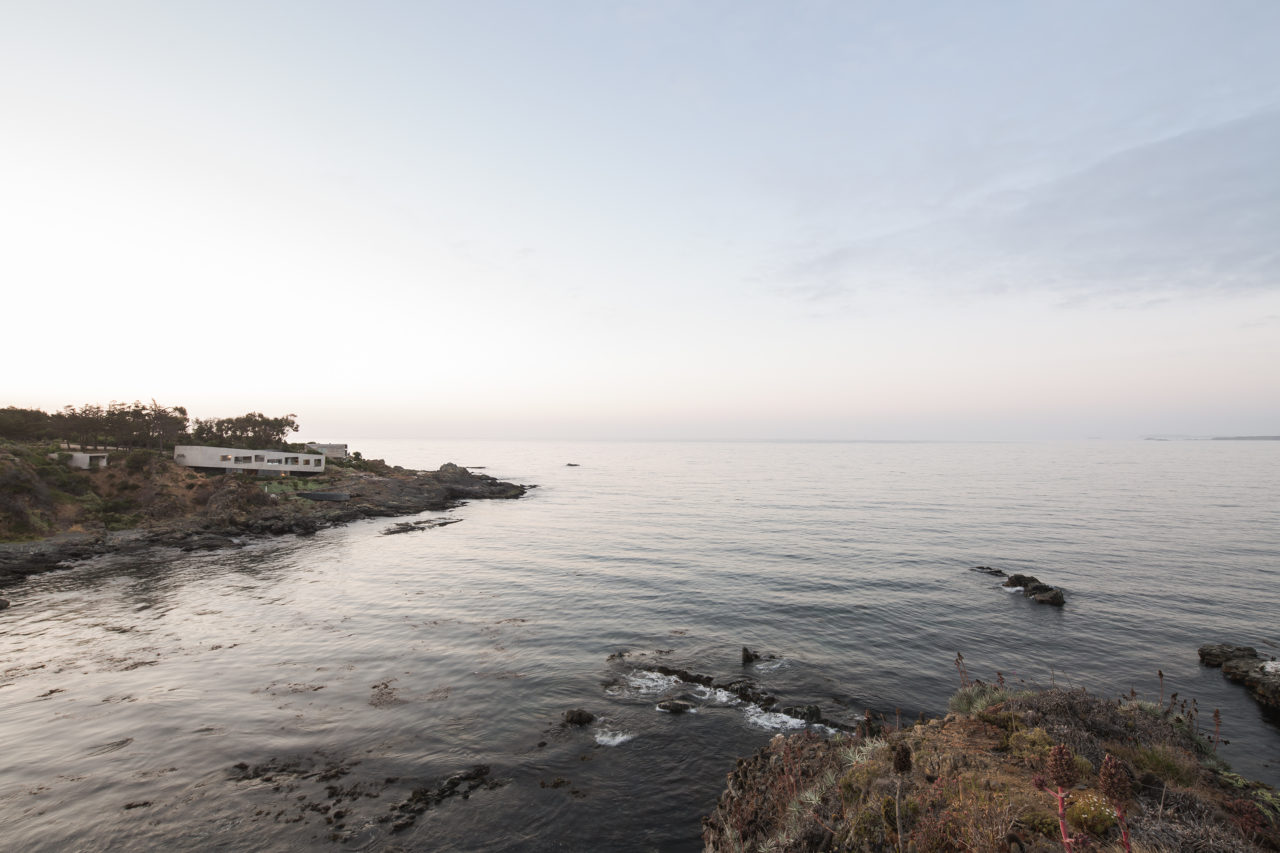 Bahia Azul House by Assadi Arquitectos & Francisca Pulido