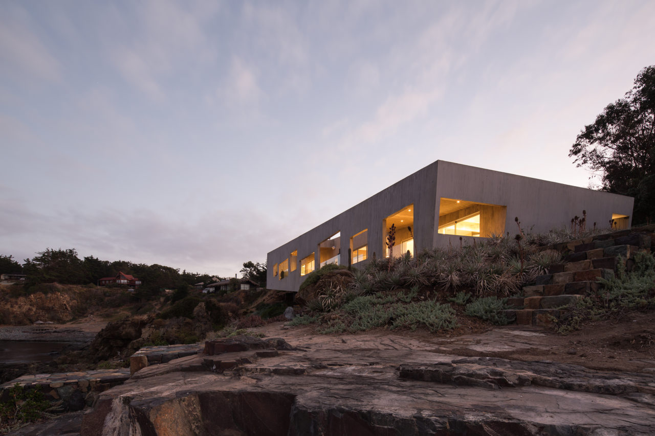 Bahia Azul House by Assadi Arquitectos & Francisca Pulido