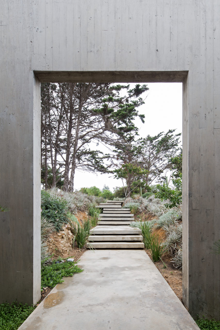 Bahia Azul House by Assadi Arquitectos & Francisca Pulido