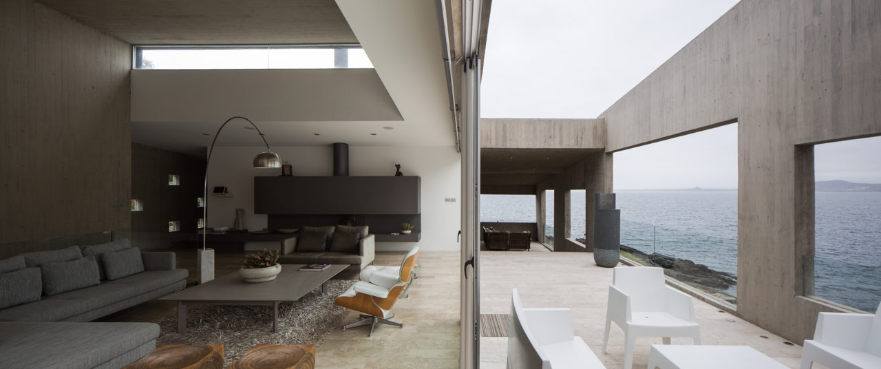 Bahia Azul House by Assadi Arquitectos & Francisca Pulido