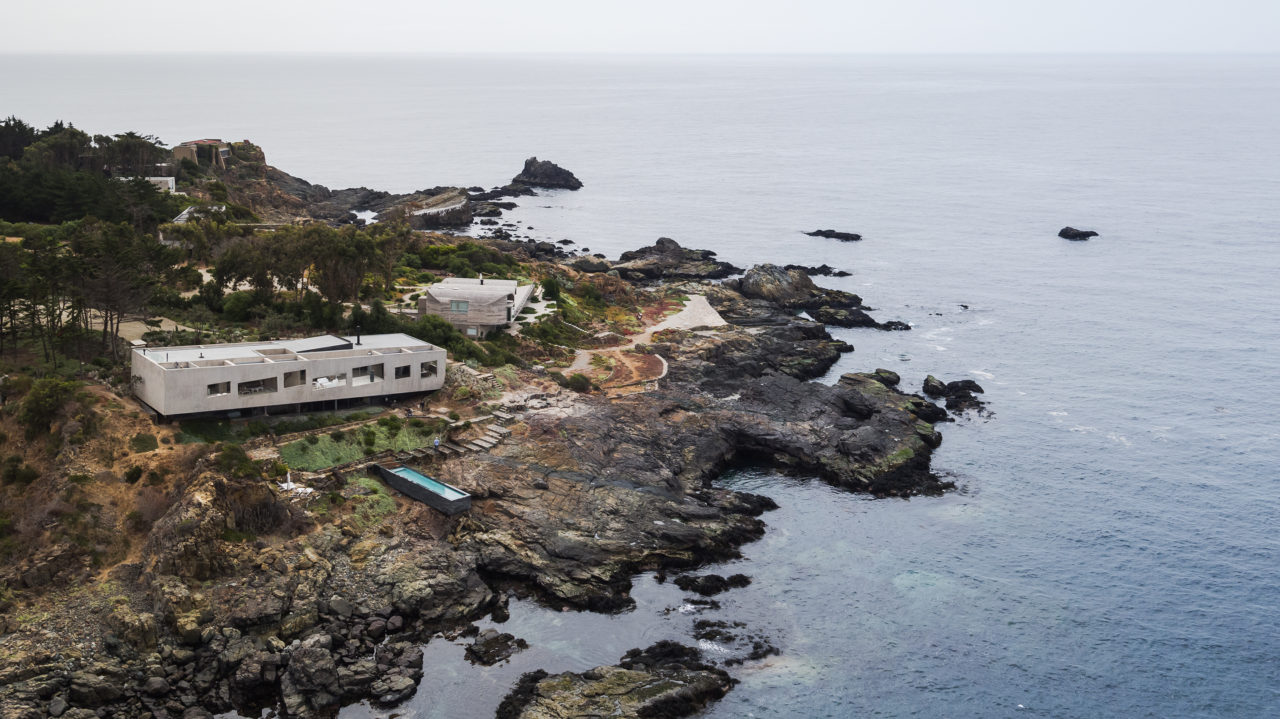 Bahia Azul House by Assadi Arquitectos & Francisca Pulido