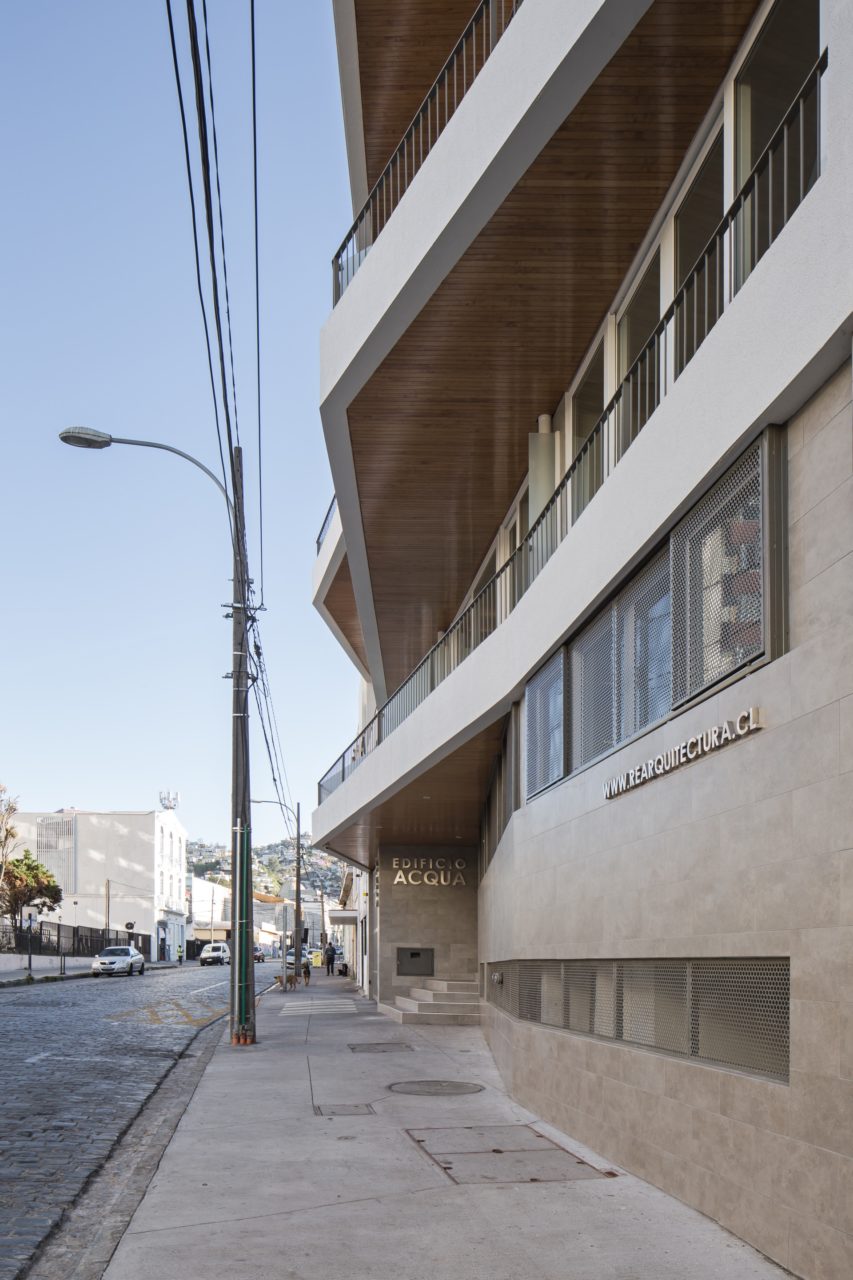 Acqua Building by Rearquitectura