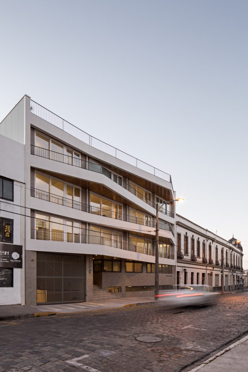 Acqua Building by Rearquitectura