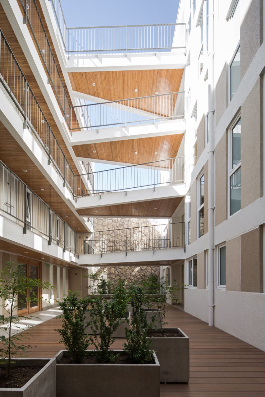 Acqua Building by Rearquitectura