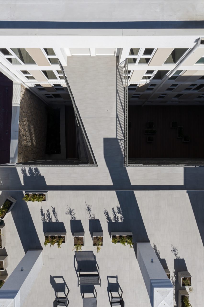 Acqua Building by Rearquitectura