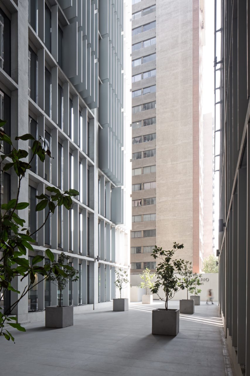 Centenario Building by Gonzalo Mardones Viviani