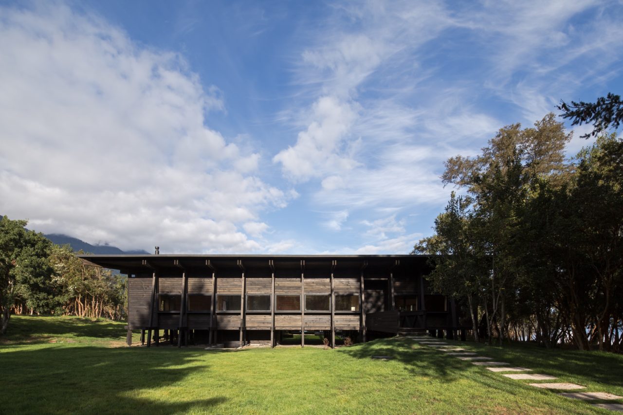 Casa Lago Ranco / Guillermo Hevia + Catalina Poblete