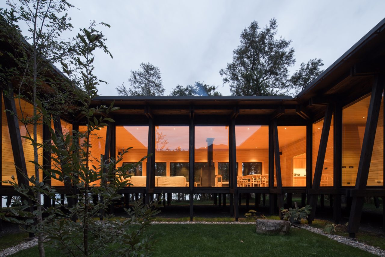 Casa Lago Ranco / Guillermo Hevia + Catalina Poblete