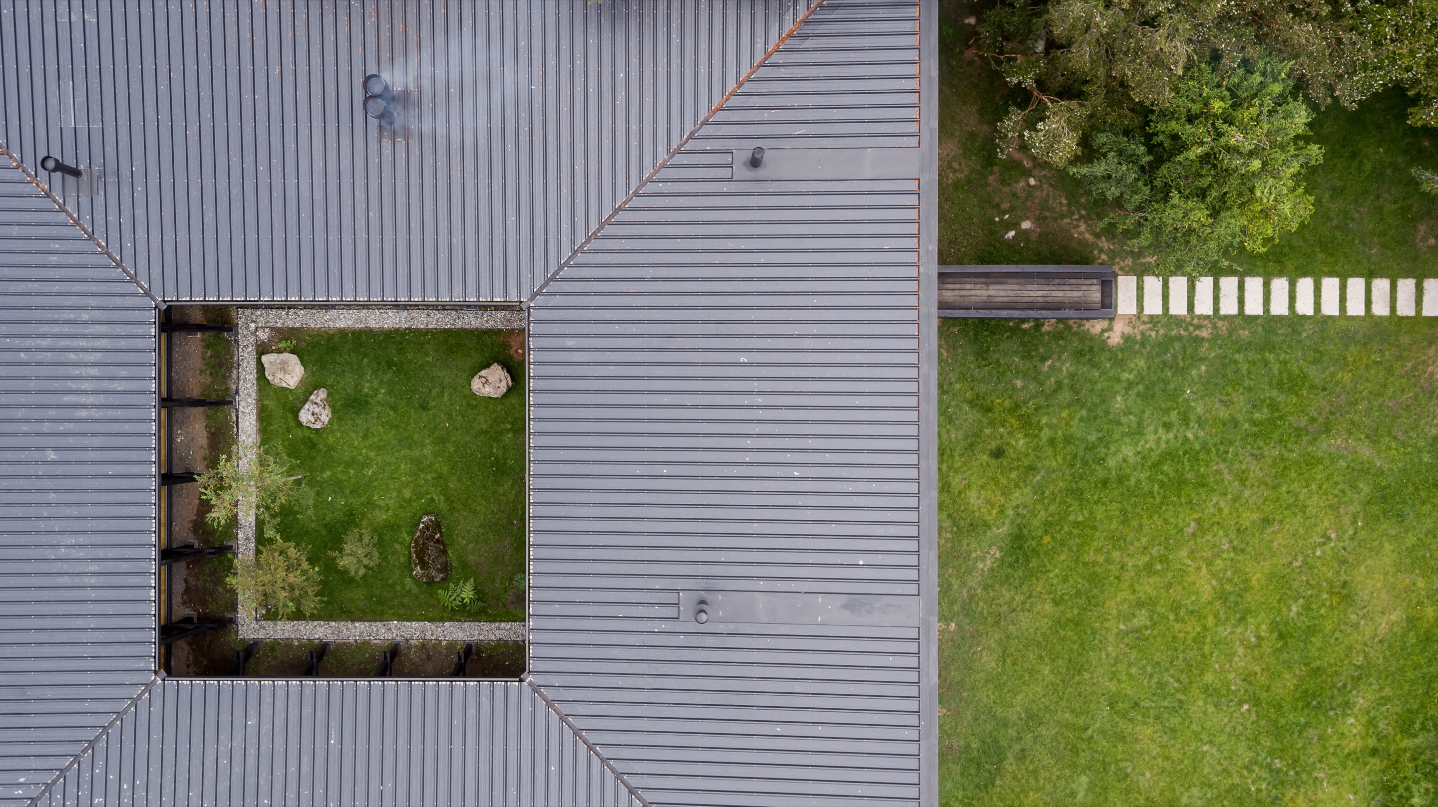 Casa Lago Ranco / Guillermo Hevia + Catalina Poblete