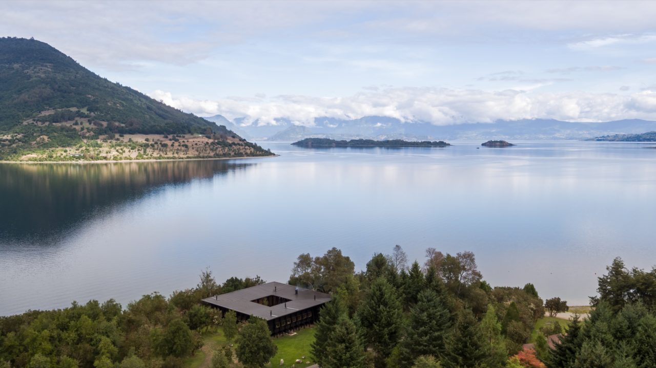 Casa Lago Ranco / Guillermo Hevia + Catalina Poblete