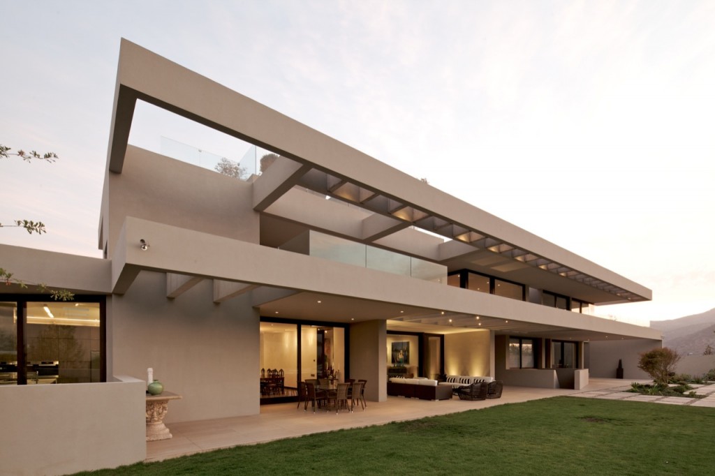 Arrigoni Lineros House by Gonzalo Mardones
