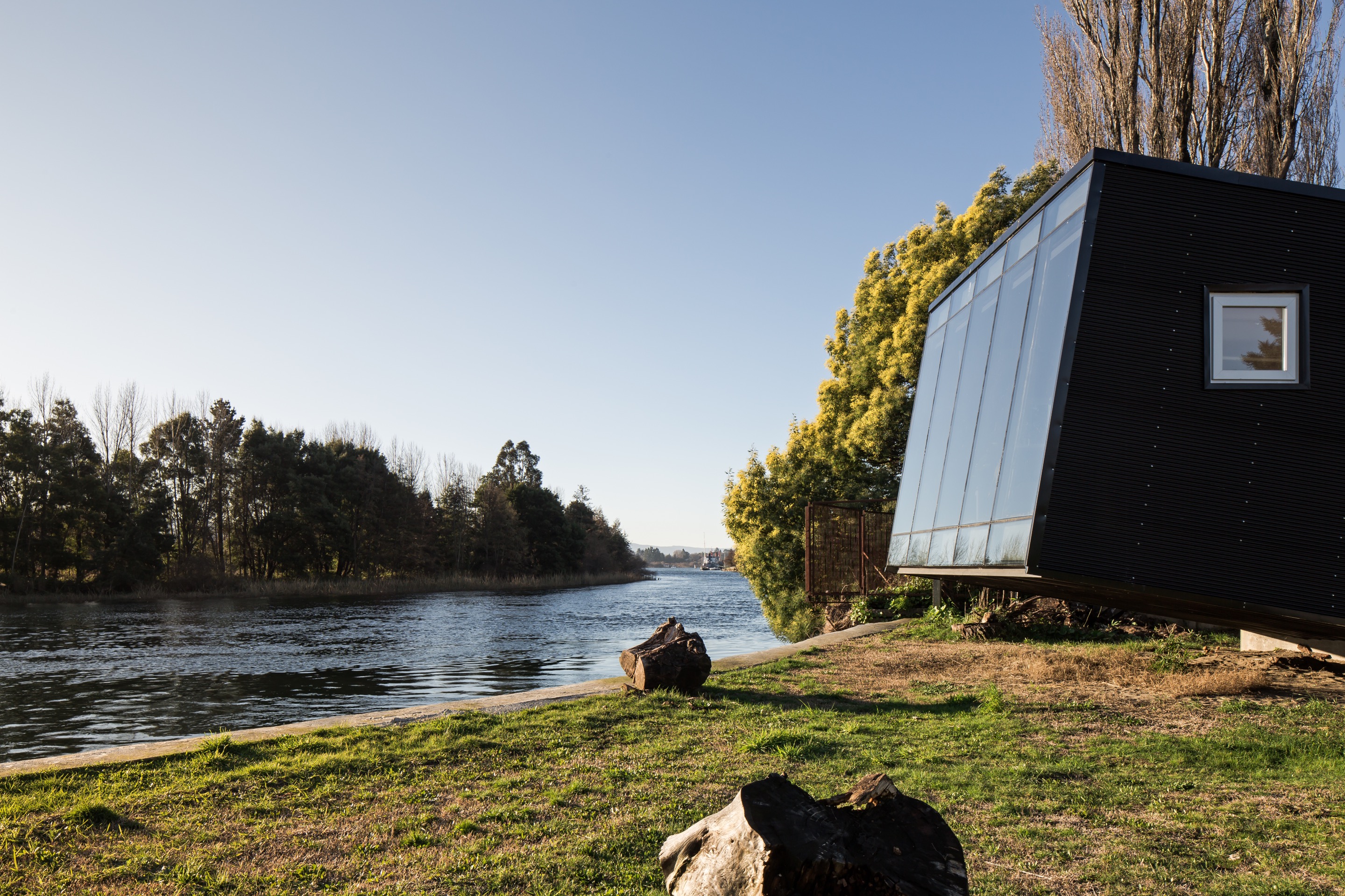 Riverside Cabin by Arce & Westermeier